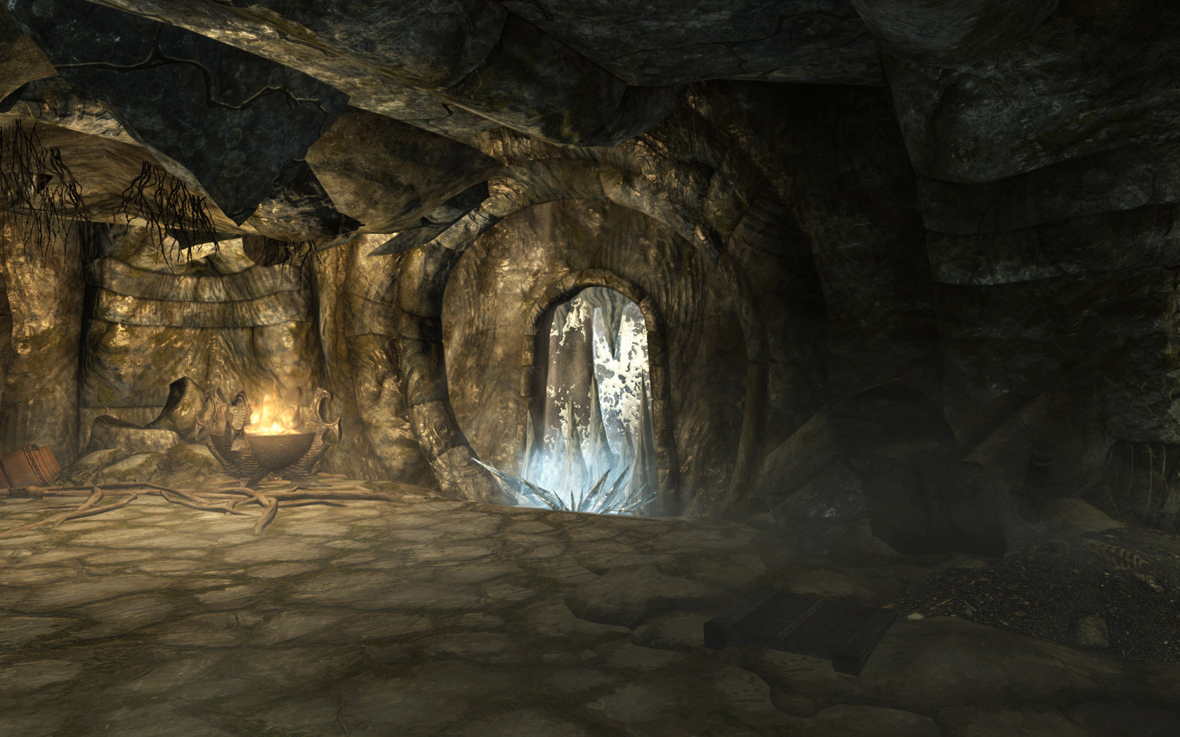 Уходящий прочь от пещеры коридор, охраняемый... 